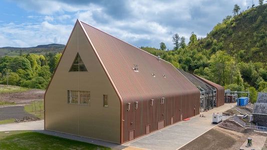 Ardgowan Distillery 完成首桶威士忌裝桶