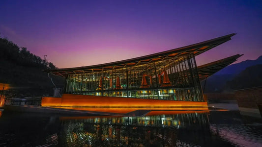 Angus Dundee 於中國新酒廠灌注首桶烈酒