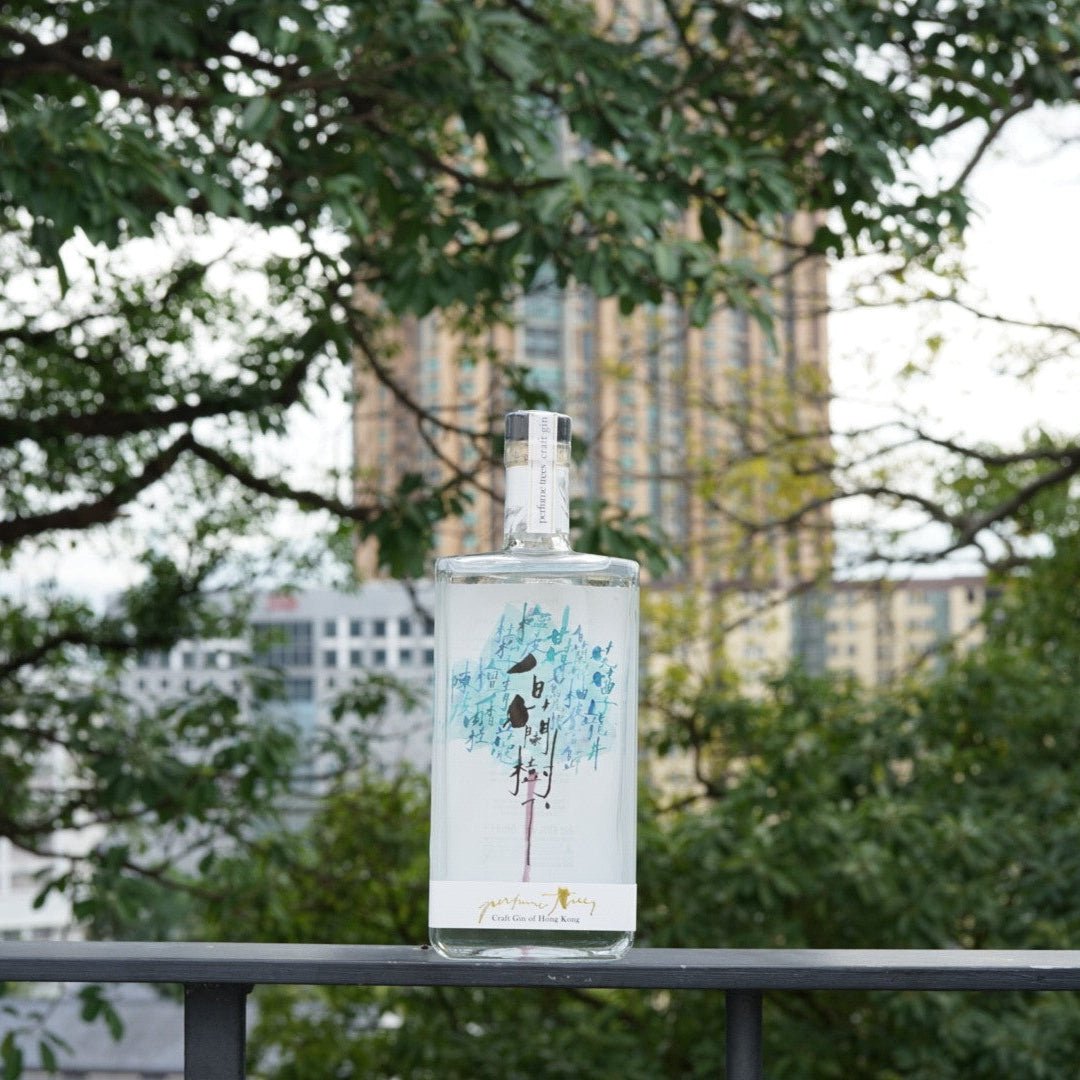 白蘭樹下 Perfume Trees Gin 酒瓶與綠樹