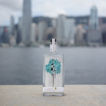 白蘭樹下 Perfume Trees Gin 以維多利亞港為背景